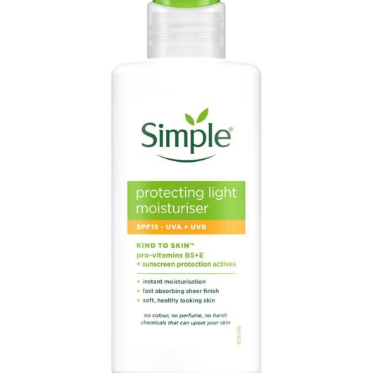 Simple Kind To Skin Protecting Light Moisturiser Spf 15 125 ml